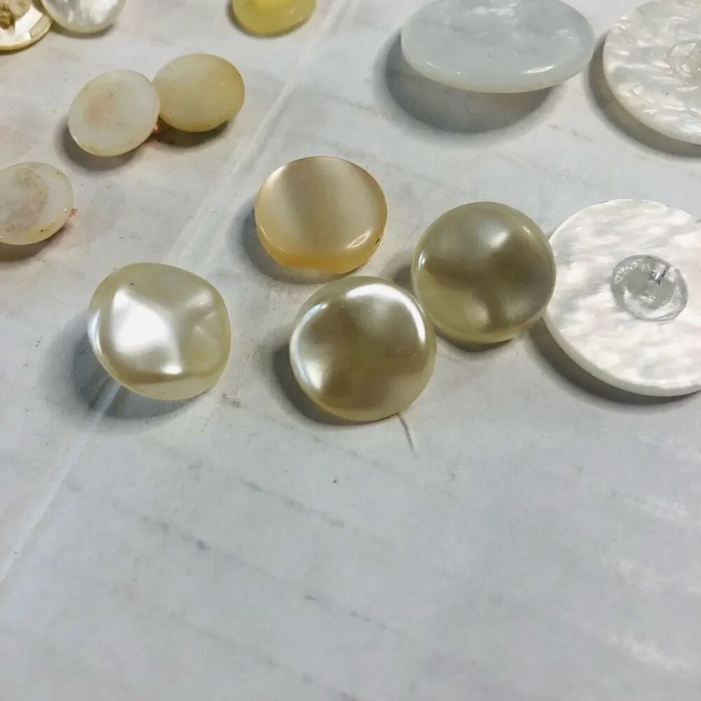 vintage mixed lot of white‎ buttons round assorted sizes shank backs